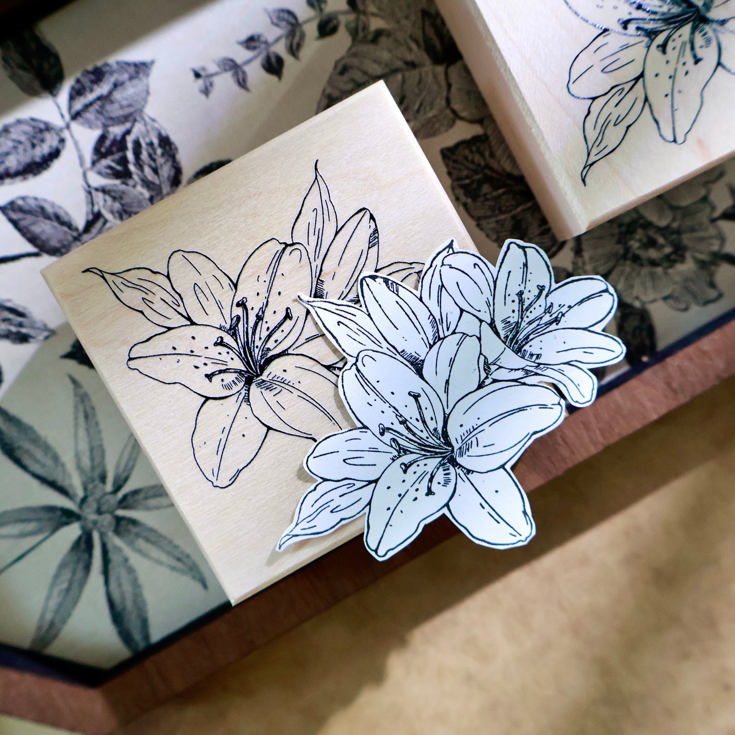 YiEr Stamp【Lily Flower】Upgraded Red Rubber Retro Lily Maple Stamp