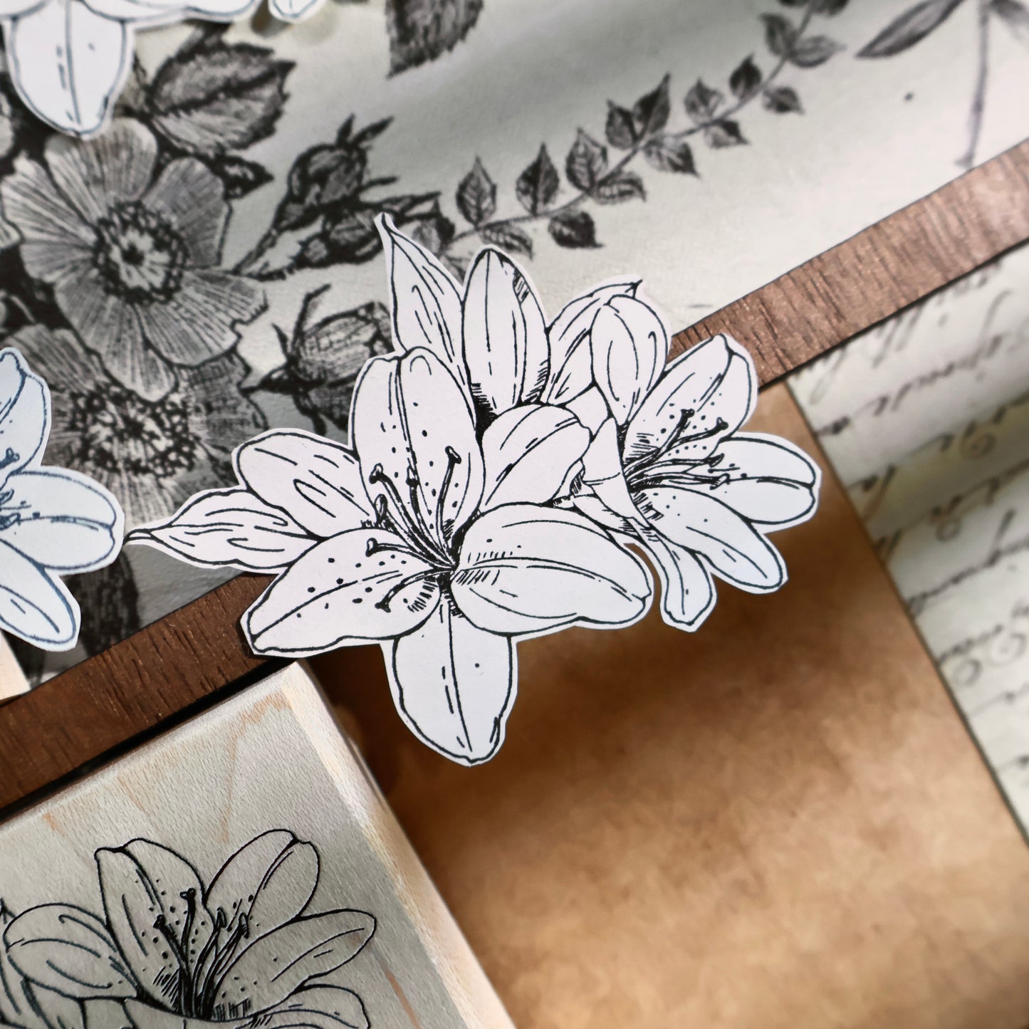 YiEr Stamp【Lily Flower】Upgraded Red Rubber Retro Lily Maple Stamp