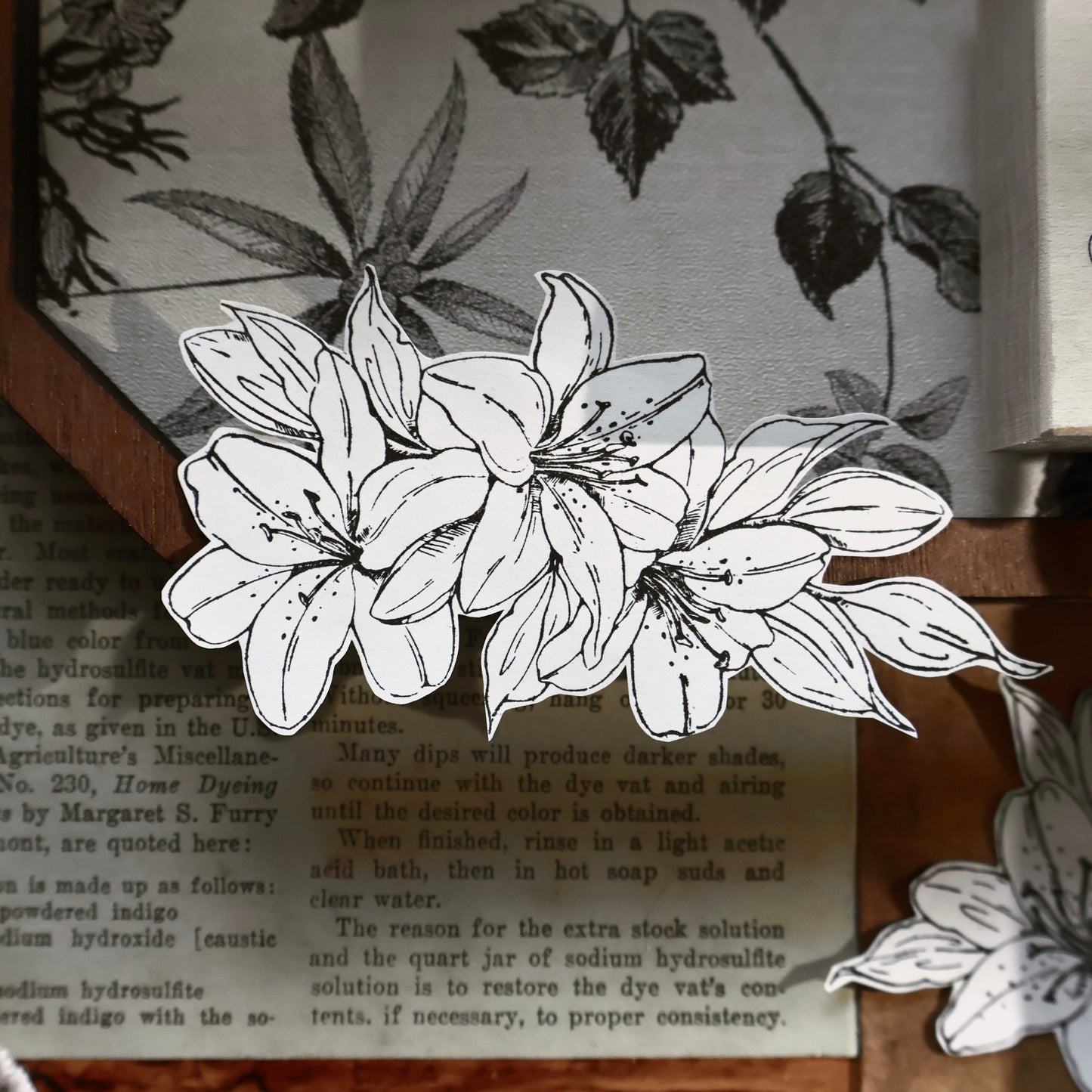 YiEr Stamp【Lily Flower】Upgraded Red Rubber Retro Lily Maple Stamp